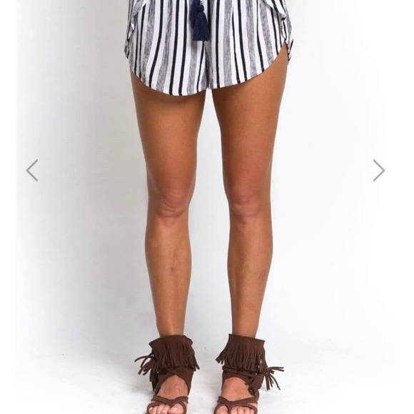 Lost in Paradise - 2 piece set - off shoulder top and flow shorts - Picture 5 of 8